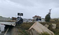 Freni boşalan TIR kaydı: Korku dolu anlar güvenlik kamerasında