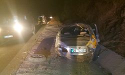 Hızını alamayan otomobil beton zemine girdi