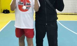 Kick boks şampiyonu efe carl demirli gururlandırdı