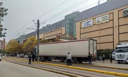 Kontrolden çıkan tır ulaşımı durma noktasına getirdi