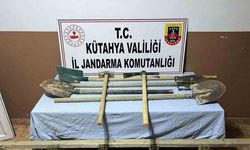 Kütahya’da iş makinesiyle kaçak kazı yapanlara operasyon