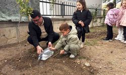 Kütahya'da miniklere fidan dikme eğitimi verildi