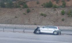 Otoyolda kaza: Bariyerlere çarpan araçta 2 yaralı