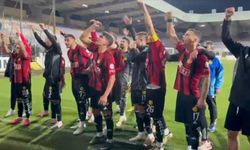 Sahada değil tribünde olay: Sporculardan küfürlü kutlama