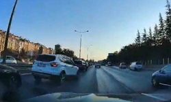 Trafikte korkutan anlar: Otomobil yavaşlayan araca çarptı!
