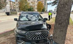Uşak’ta feci kaza: Otomobil ağaca çarptı