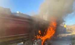 Yolda alevler yükseldi: Tır yangını korkuttu