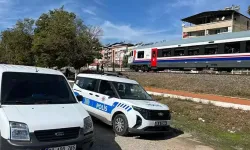 Torununu trenin altından kurtarmak için kendisini feda etti