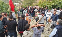 Düğüne geç gelenleri suya atıyorlar
