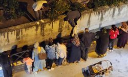 Kütahya’da Yürek Isıtan Kurtarma Operasyonu! Kanala Düşen Kedi Seferberlikle Kurtarıldı