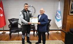 Genç kızın hayatını kurtaran güvenlik görevlisi ödüllendirildi