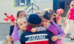 Jandarmadan minik kız öğrencilere iç ısıtan ziyaret