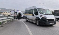 Minibüs, yol kenarında yürüyen adama çarptı