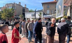Kütahya'da vefat eden belediye personeli için lokma dağıtıldı