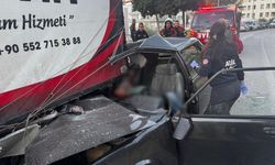Otomobil, kamyonete saplandı: 1 ölü, 4 yaralı