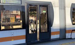 Açık kapıya tramvay çarptı: 3 yaralı