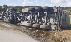 Tır yan yattı, sürücü hastanelik oldu