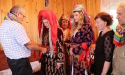 Akademisyen çift yörük düğünüyle dünya evine girdi