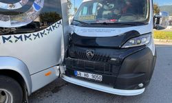 Kavşakta zincirleme kazada otobüsler birbirine girdi