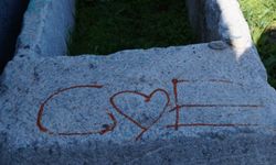 Kütahya'da Binlerce Yıllık Taşlar Sprey Boyayla Kirletiliyor