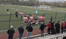 Kütahya'da Korku Dolu Anlar! Dilini Yutan Futbolcuyu Hakem Kurtardı!