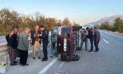 Araç bariyerlere çarptı, 4 kişinin burnu bile kanamadı