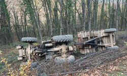 Devrilen traktördeki 2 kişi yaralandı