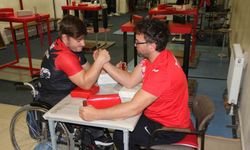 Engelleri değil, sevgiyi paylaşıyorlar: Bilek güreşiyle bağ kurdular
