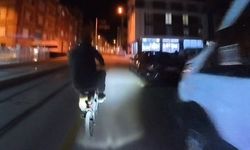 Kaldırımdaki bisikletliyi görünce panikledi: Motosikletli yuvarlandı