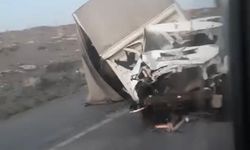 Kamyon kontrolden çıktı, refüje çarptı: 1 kişi yaralandı