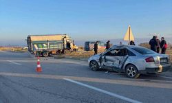 Kamyonetle otomobil çarpıştı: 6 yaralı