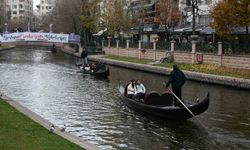 Kış Ayazı Bile Durduramadı! Turistler Porsuk’ta Gondol Keyfi Yaşadı