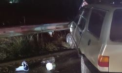 Kontrolden çıkan otomobil refüje çarptı, 1 kişi yaralandı