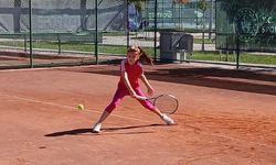 Küçük tenisçi turnuvaya davet edildi