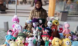 Örgü bebekleriyle ev ekonomisine katkı sağlıyor