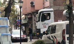 Plakasız otomobil ambulansın ilerlemesini engelledi