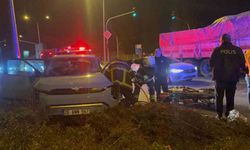 Porselen Hammaddesi Yüklü Kamyon Otomobille Çarpıştı: 4 Kişi Yaralandı