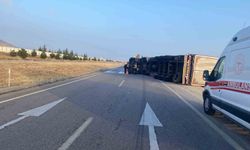 Saman yüklü tır devrildi, can kaybı yaşanmadı