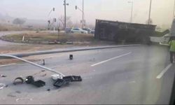 Tır devrildi, trafik durma noktasına geldi