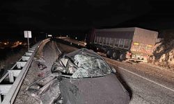 Tıra arkadan çarpan otomobilde 4 kişi hastaneye kaldırıldı