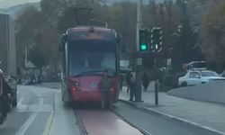 Tramvayın arkasında can pazarı: Çocuk ölümle burun buruna