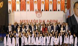 Yeni diş hekimliği öğrencileri beyaz önlüklerini giydi