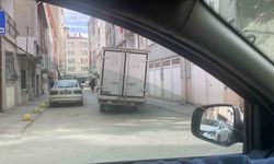 Yola eğilen kamyon korku dolu anlar yaşattı