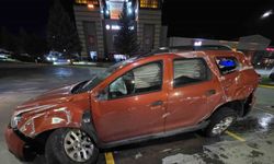 Yoldan çıkan otomobil bariyerlere çarptı: 2 yaralı