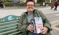 Tek gözü görmeyen yaşlı kadın günde 300 sayfa kitap okuyor