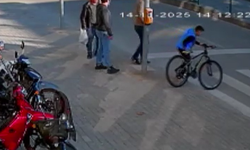 Yolun karşısına geçmek isteyen çocuğa araç çarptı