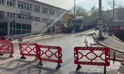 Kütahya’da Eski Hastane Önünde Su Patlağı! Ekipler Seferber Oldu