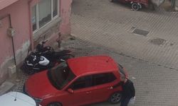 Sürücü uygunsuz park etti, vatandaşlar tepki gösterdi