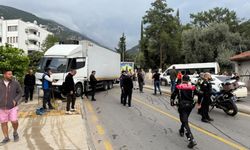 Freni patlayan kamyon, minibüse çarptı