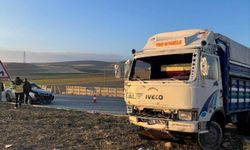Kamyonet ve otomobil çarpıştı: 6 yaralı